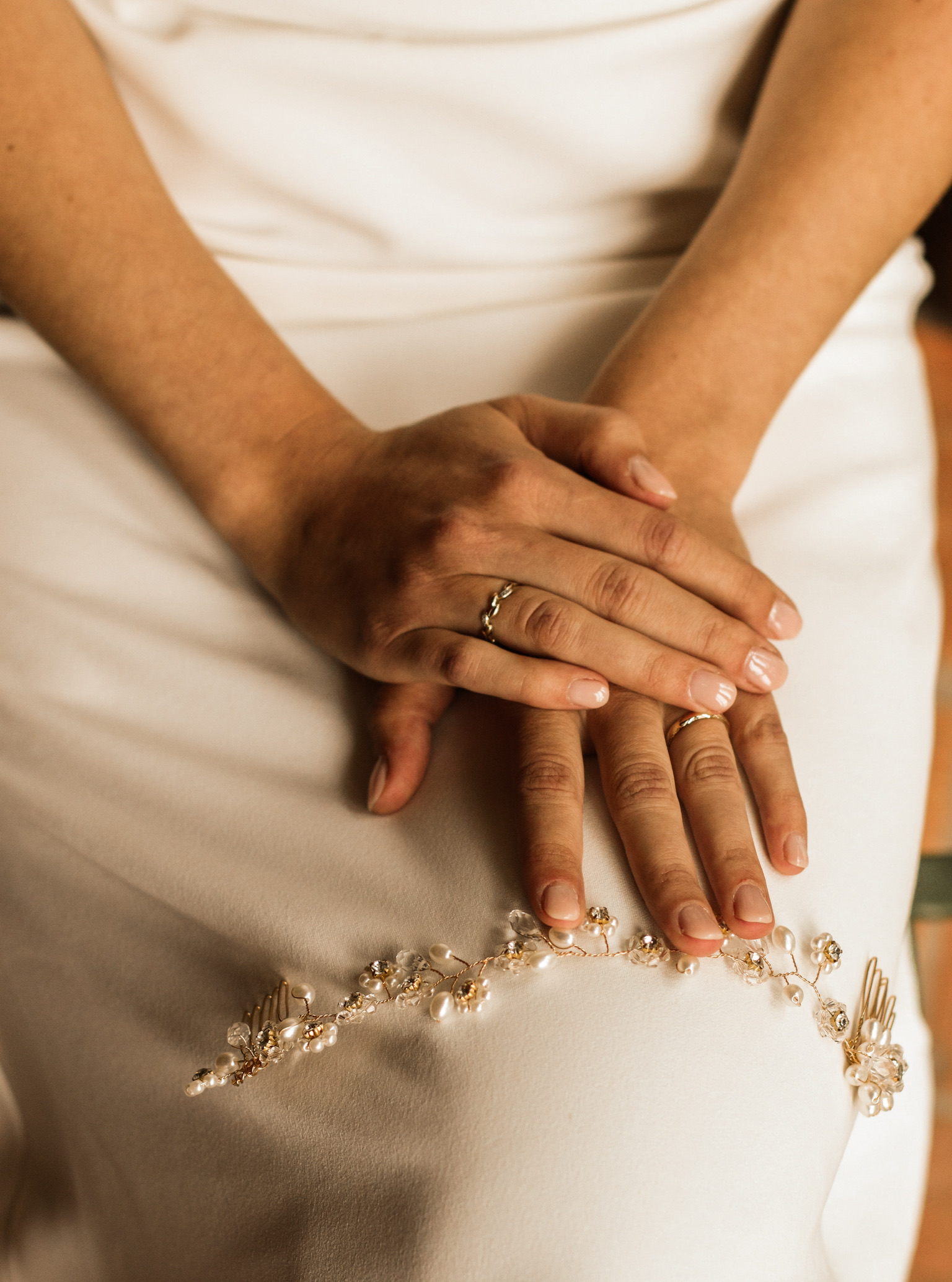 Bruiloft fotografie Haaksbergen - bruidshanden met trouwringen en gouden accessoire door Kim Scharenborg Fotografie
