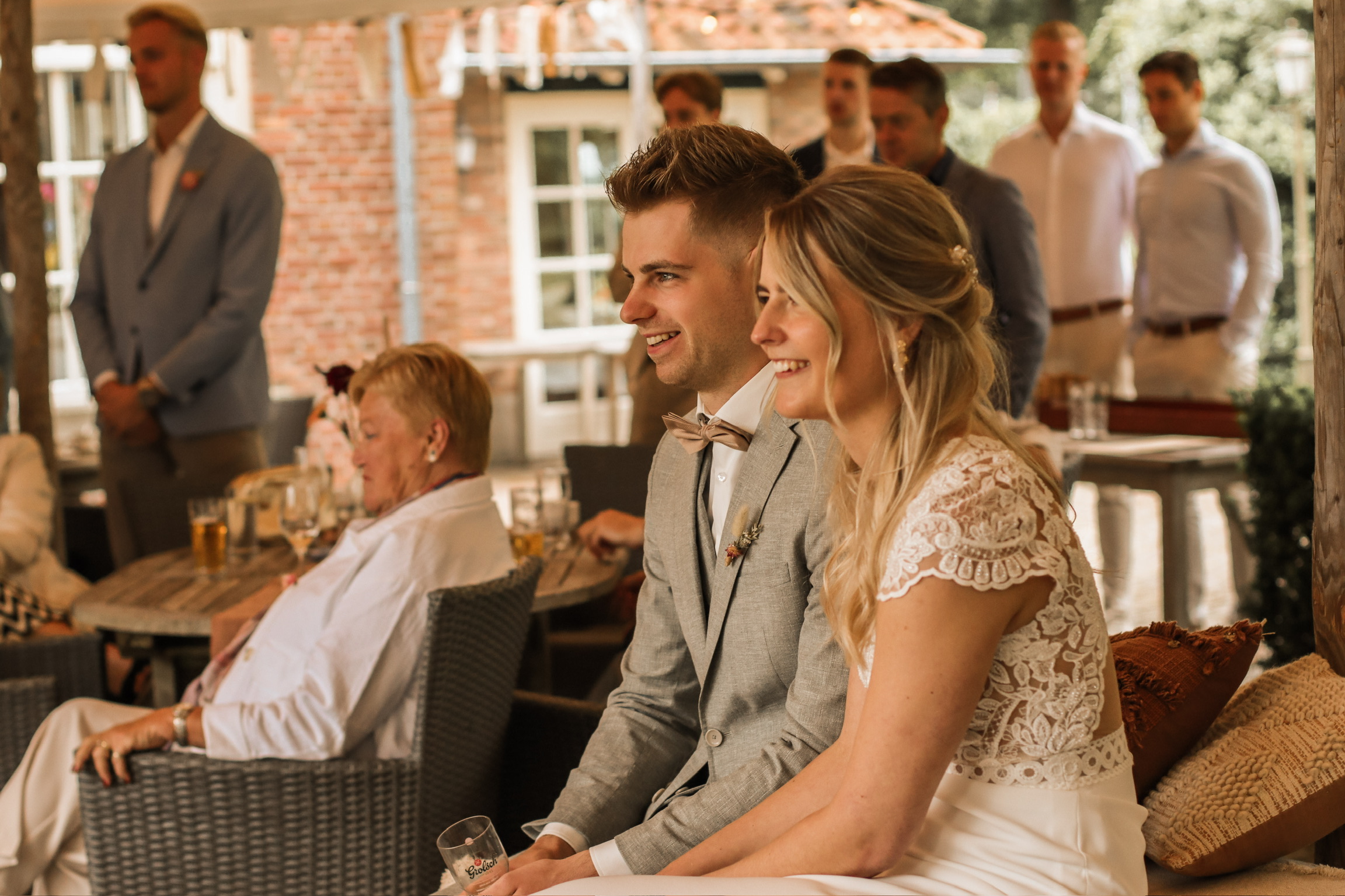 Bruiloft fotografie Haaksbergen - lachend bruidspaar tijdens receptie door Kim Scharenborg Fotografie
