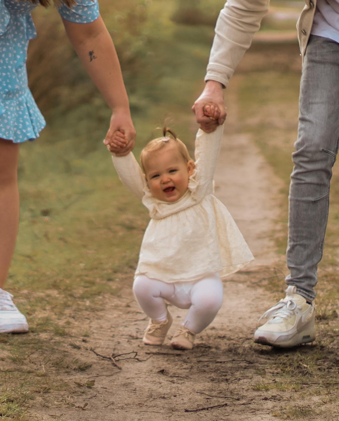 Familie fotografie Haaksbergen - peuter die wordt opgetild door ouders door Kim Scharenborg Fotografie