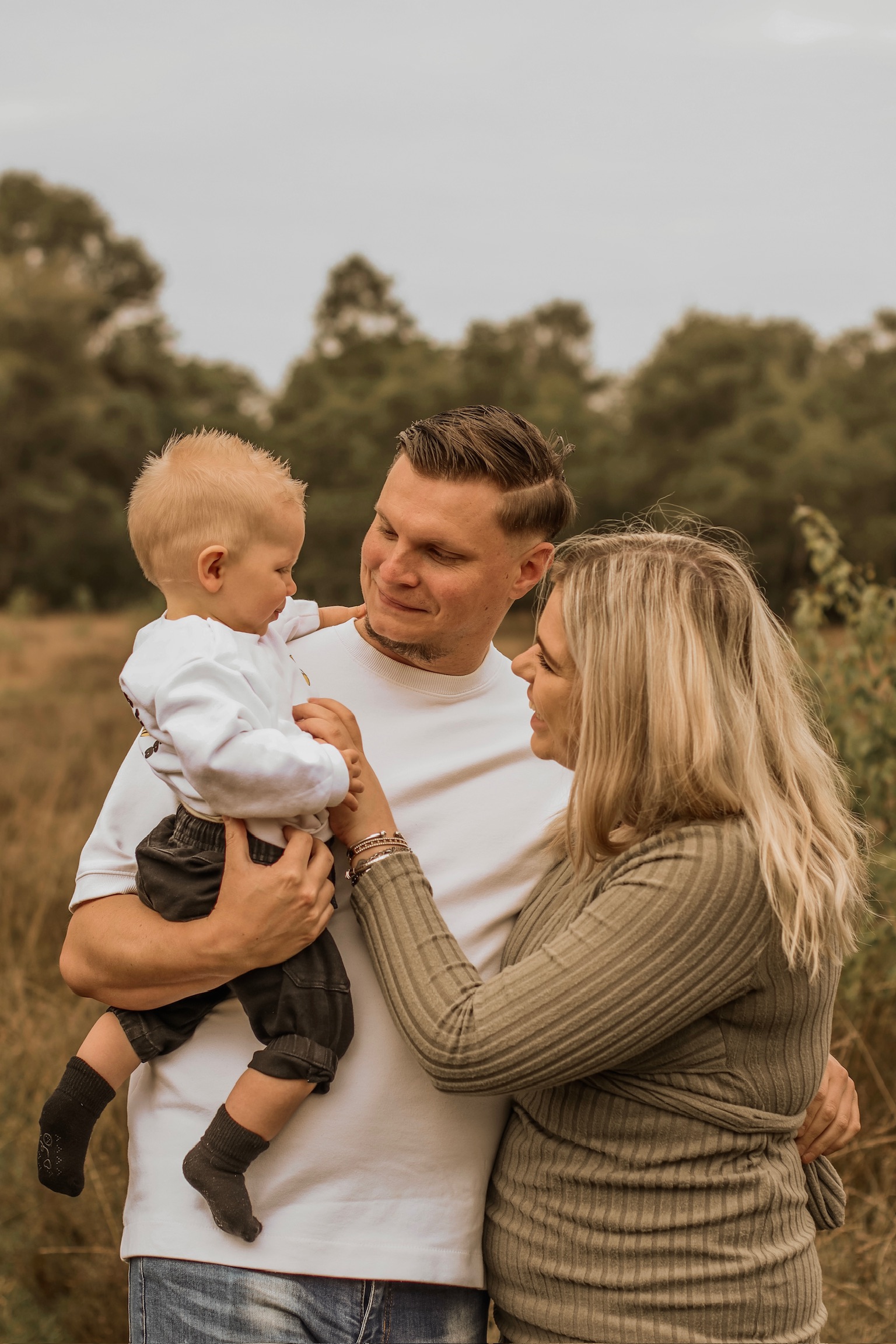 Familie fotografie Haaksbergen - jong gezin met peuter in natuurlijke buitenomgeving door Kim Scharenborg Fotografie