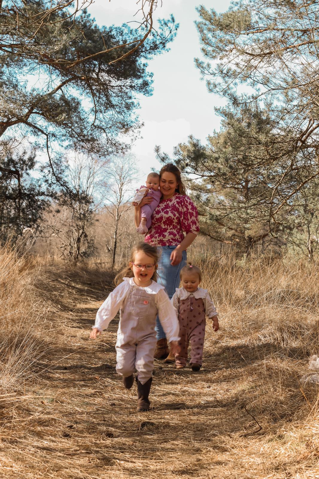 Familie fotografie Haaksbergen - moeder met drie kinderen wandelend in bos door Kim Scharenborg Fotografie