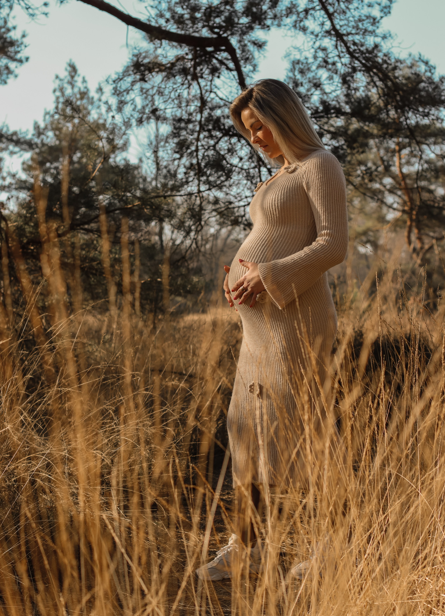 Zwangerschapsfotografie tijdens het gouden uurtje door Kim Scharenborg Fotografie in Haaksbergen