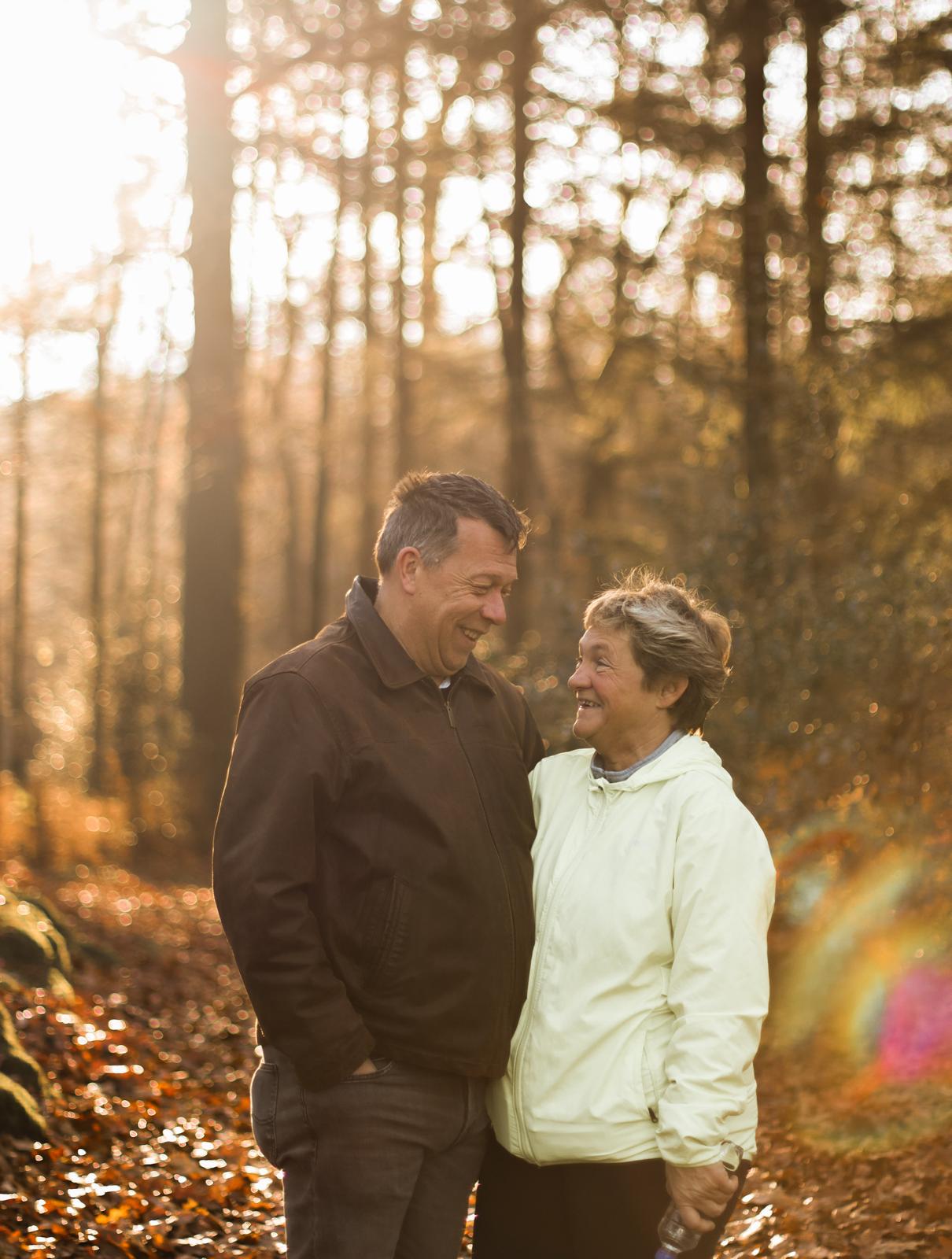 Koppel fotografie Haaksbergen - ouder stel lacht samen in herfstbos door Kim Scharenborg Fotografie