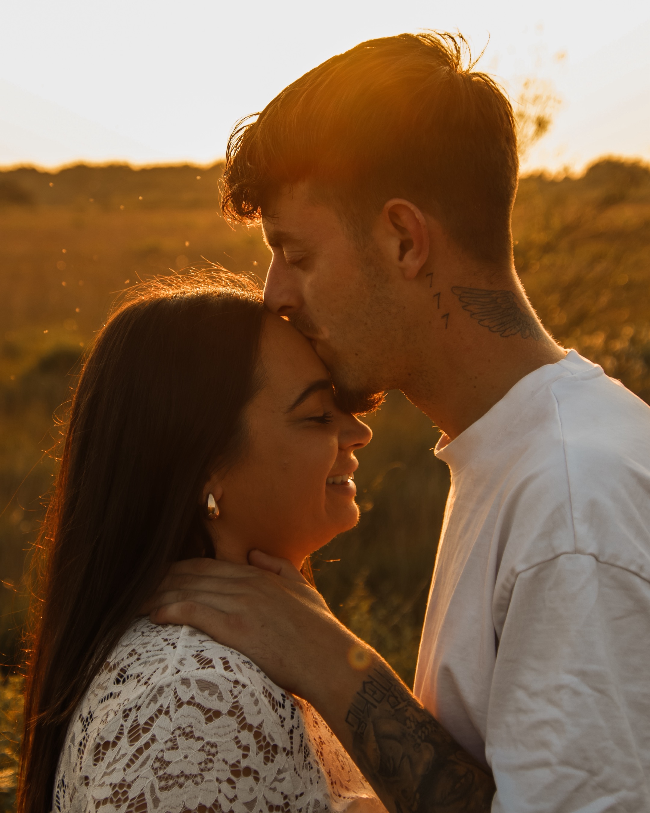Koppel fotografie Haaksbergen - intiem moment tussen koppel tijdens gouden uurtje door Kim Scharenborg Fotografie