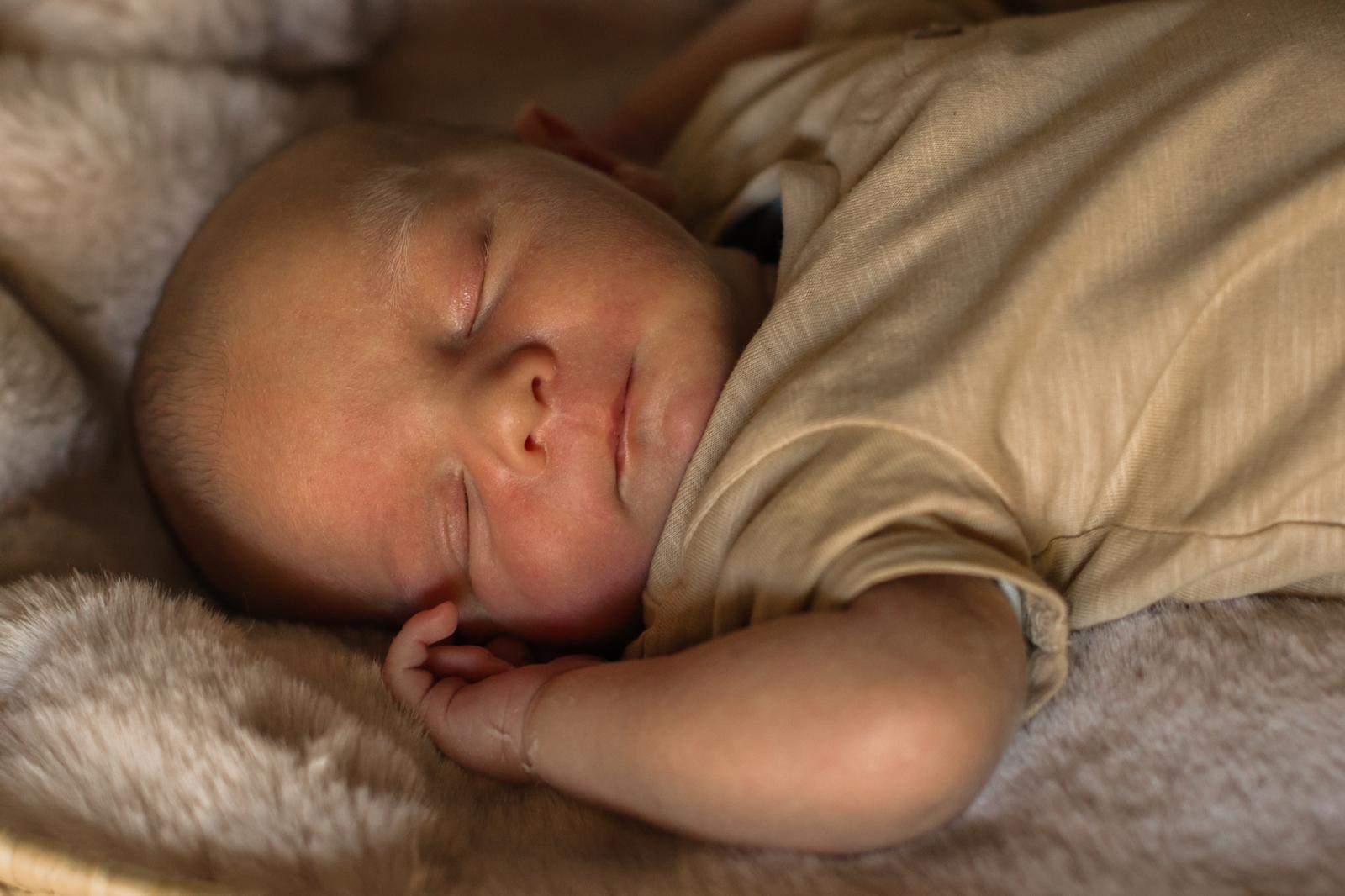 Newborn fotografie Haaksbergen - slapende baby in beige outfit door Kim Scharenborg Fotografie