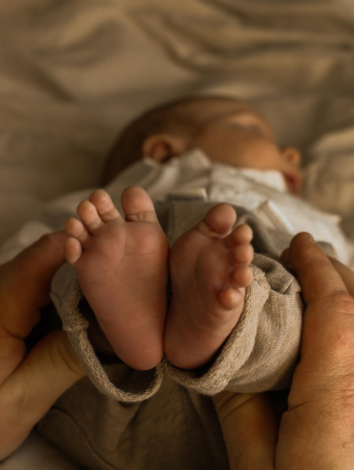 Newborn fotografie Haaksbergen - babyvoetjes door Kim Scharenborg Fotografie