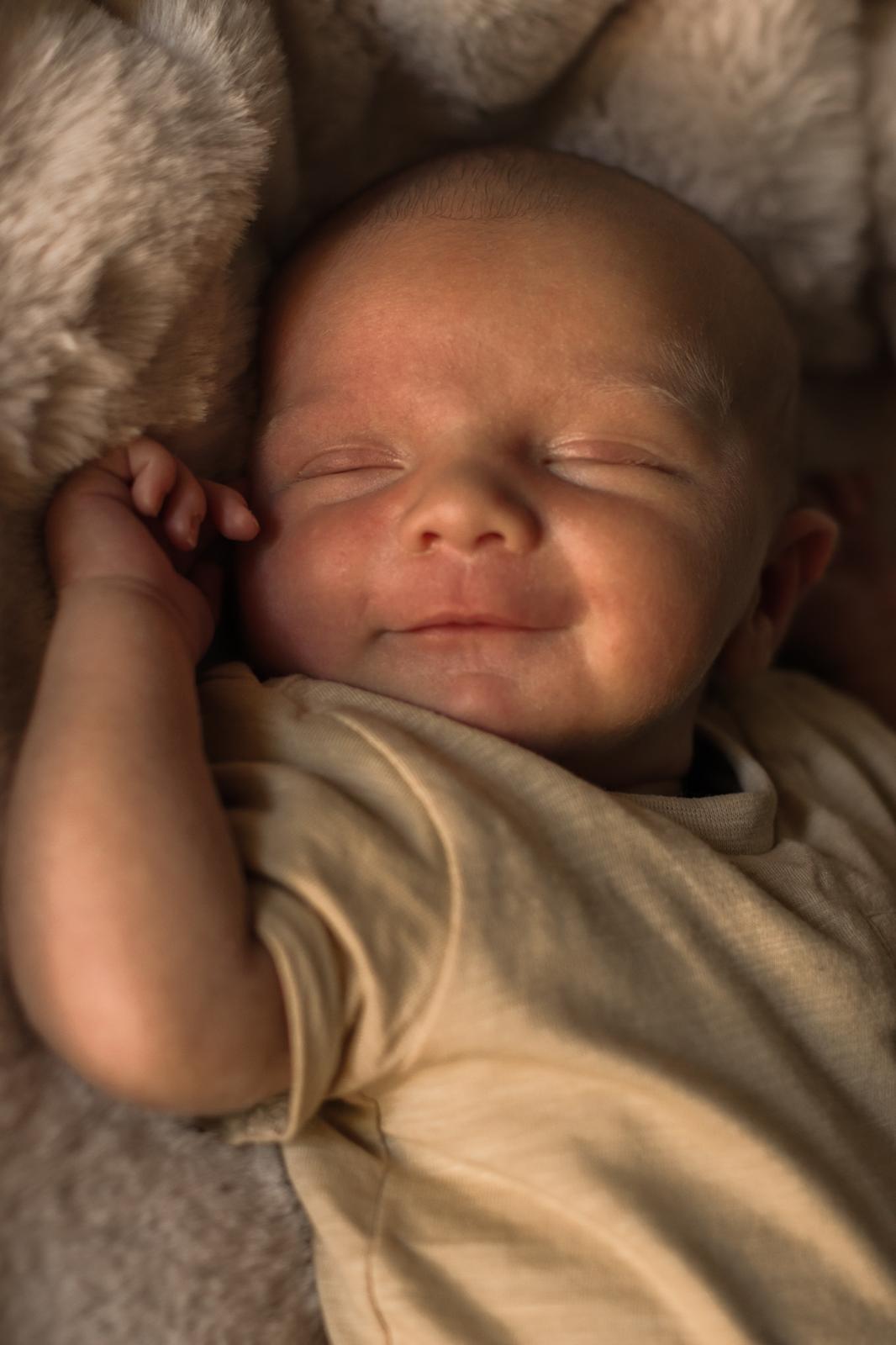 Newborn fotografie Haaksbergen - glimlachende baby door Kim Scharenborg Fotografie
