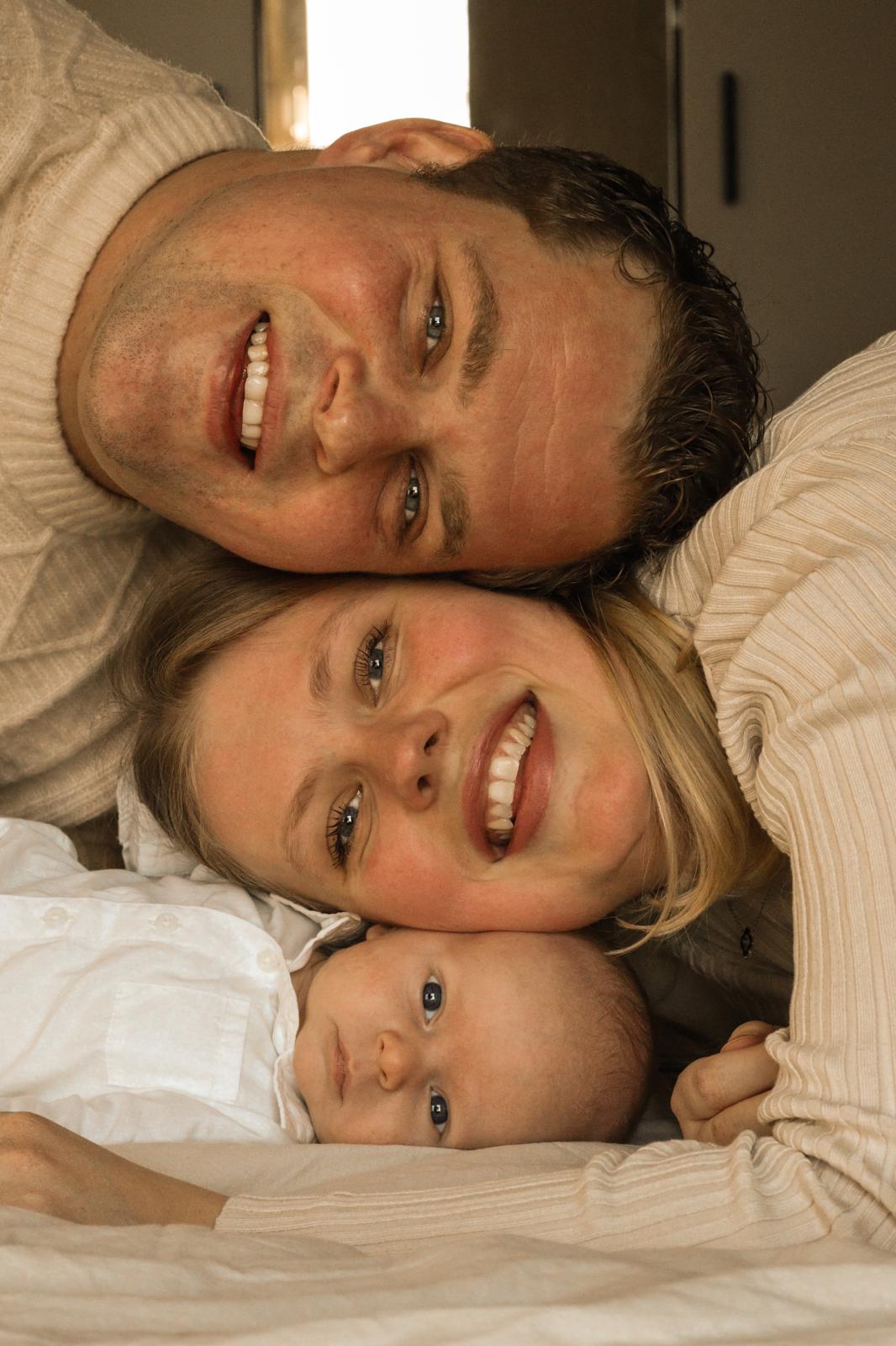 Newborn fotografie Haaksbergen - gezin met pasgeboren baby door Kim Scharenborg Fotografie