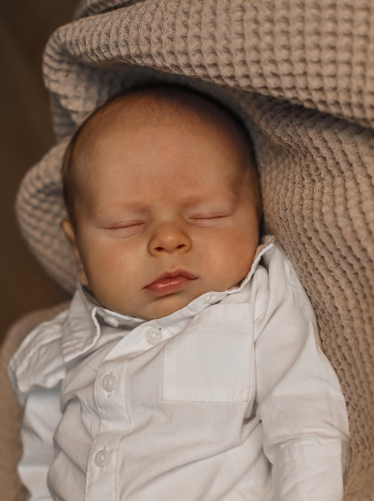 Newborn fotografie Haaksbergen - slapende baby in wit overhemd door Kim Scharenborg Fotografie