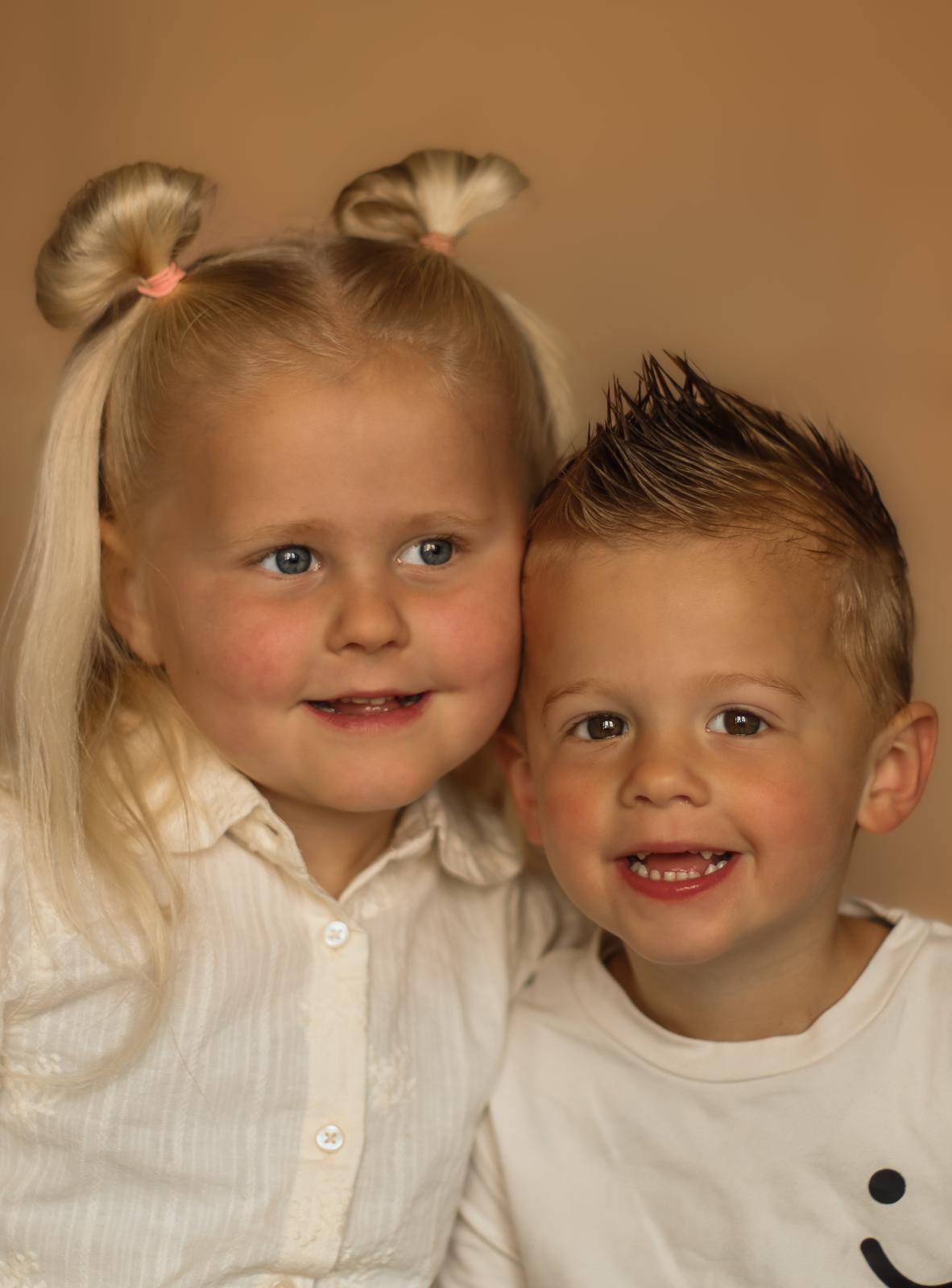 Portret fotografie Haaksbergen - meisje met jongen op beige achtergrond door Kim Scharenborg Fotografie