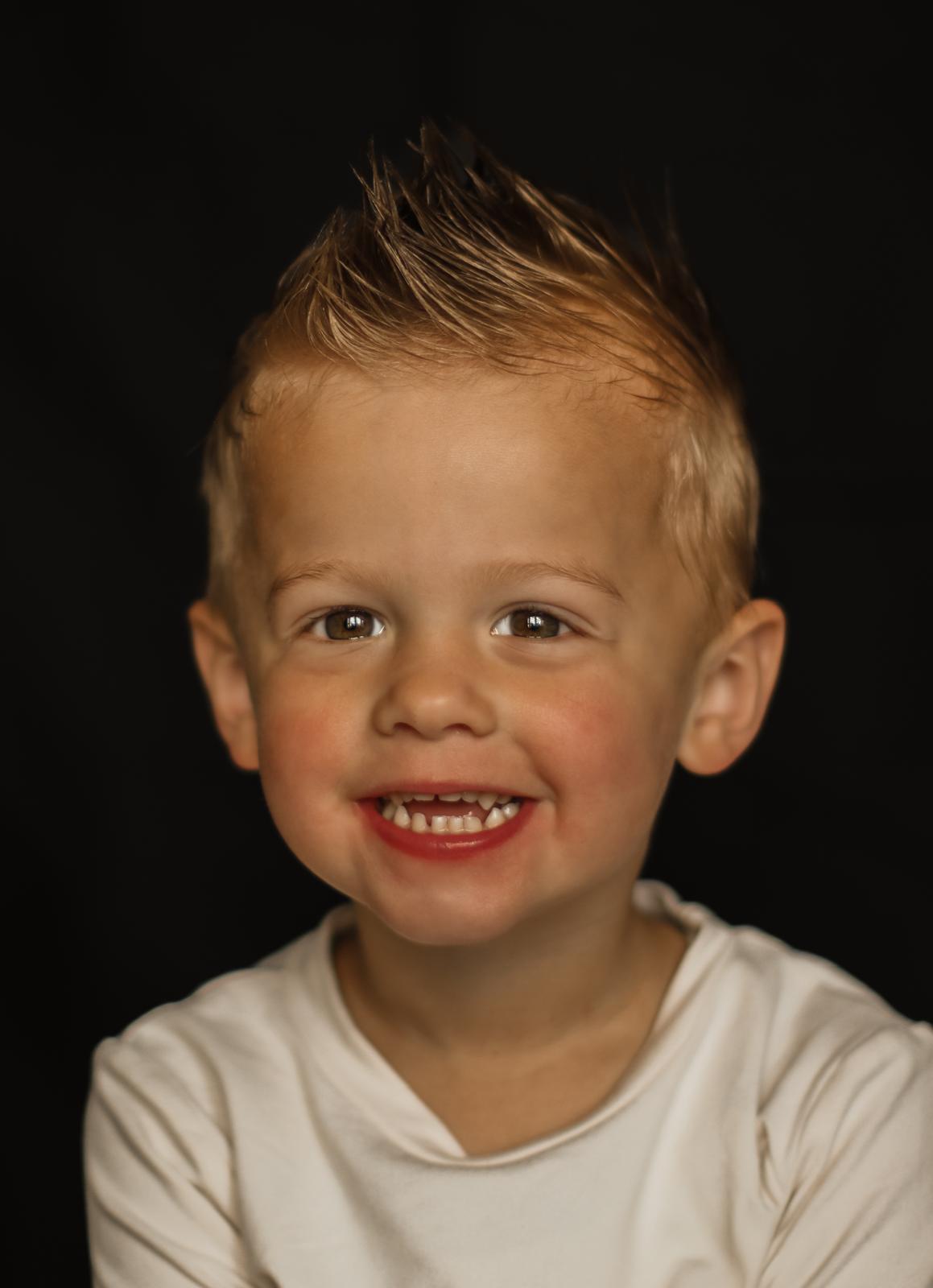 Portret fotografie Haaksbergen - jongen op zwarte achtergrond door Kim Scharenborg Fotografie