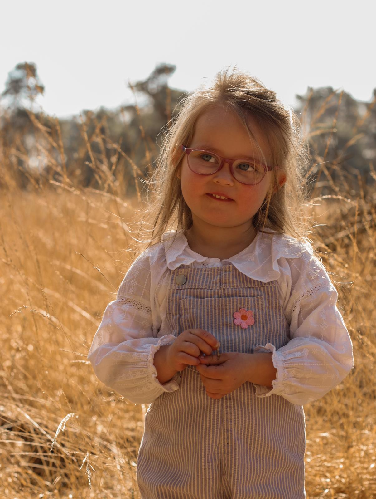 Portret fotografie Haaksbergen - meisje in gouden veld door Kim Scharenborg Fotografie