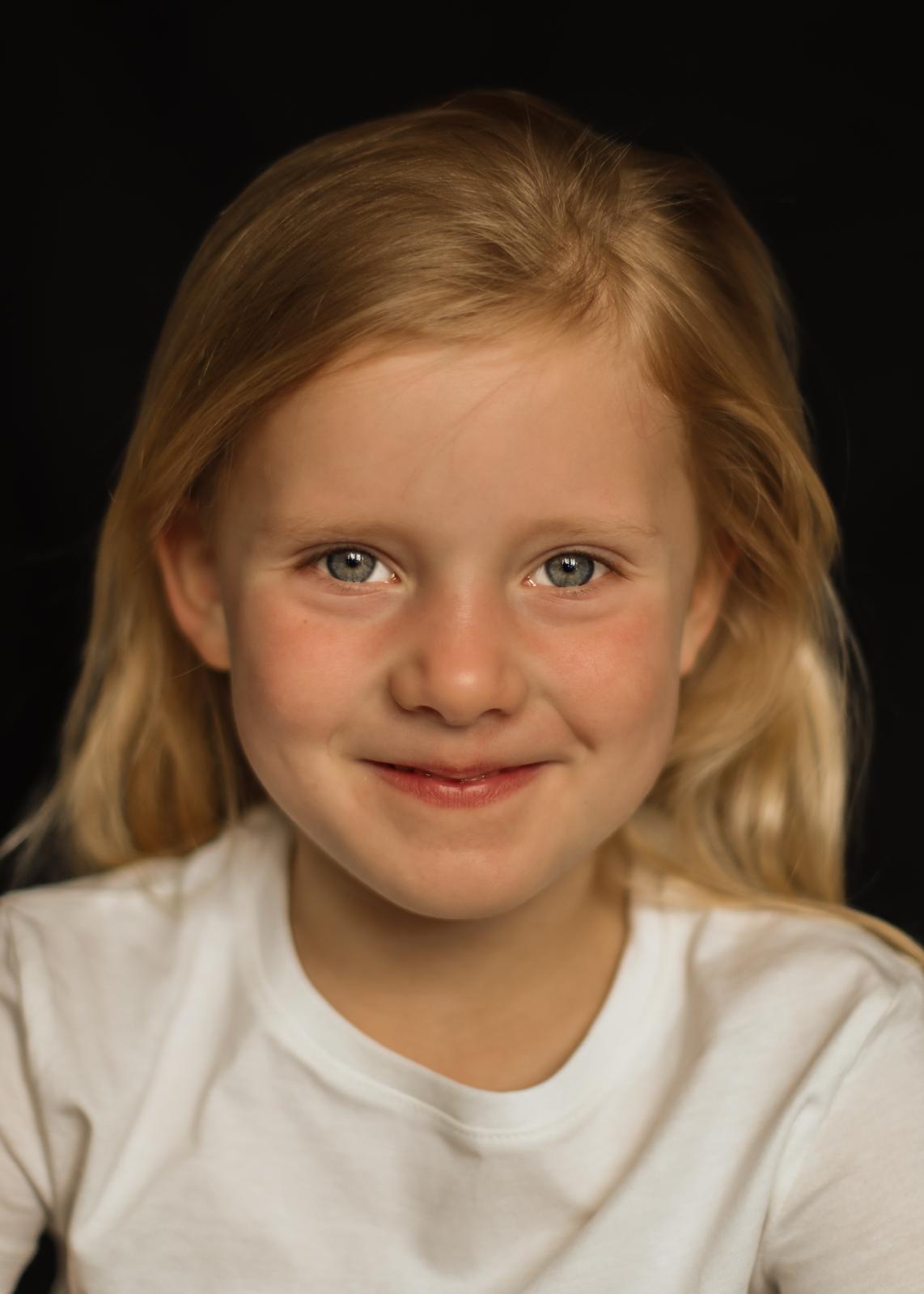 Portret fotografie Haaksbergen - meisje op zwarte achtergrond door Kim Scharenborg Fotografie