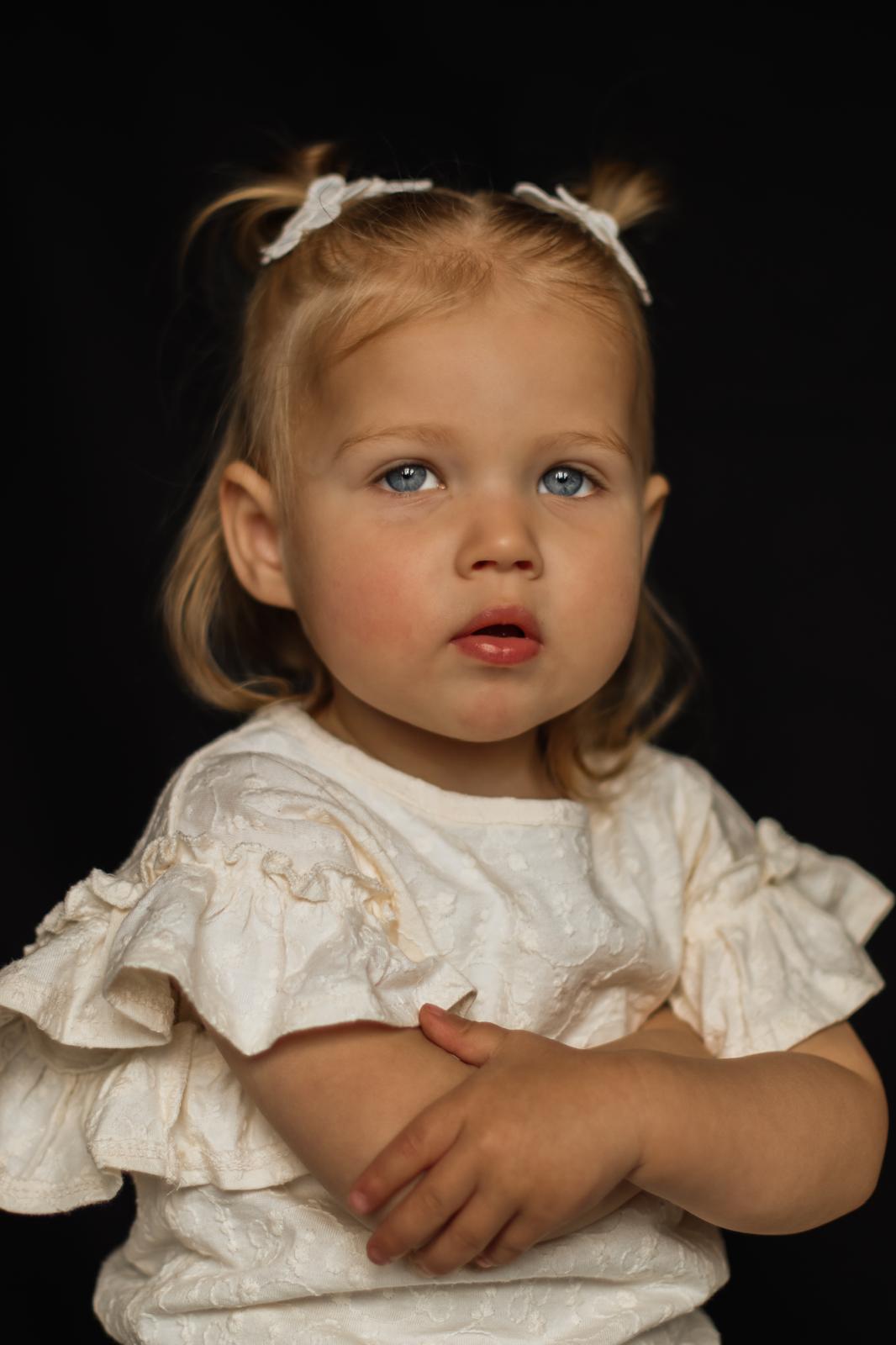 Portret fotografie Haaksbergen - klein meisje op zwarte achtergrond door Kim Scharenborg Fotografie