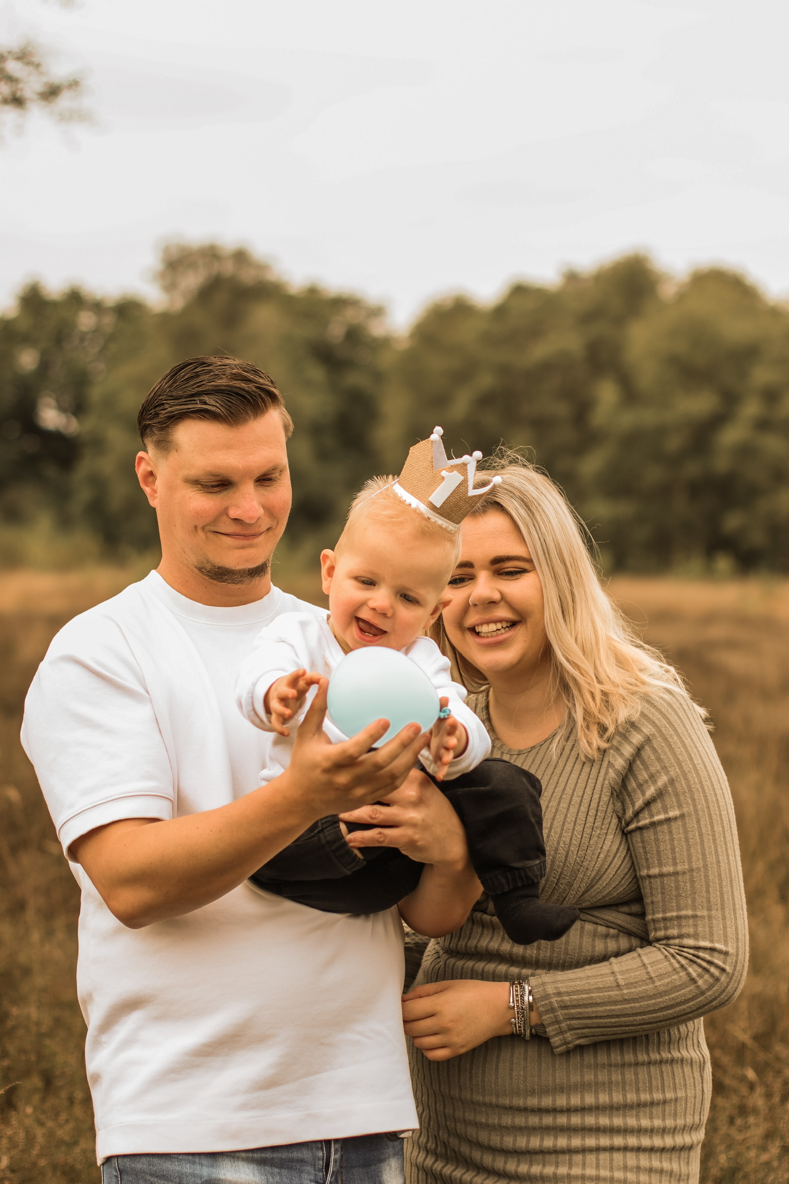 Verjaardag fotografie Haaksbergen - gezin viert eerste verjaardag baby met kroontje en ballon door Kim Scharenborg Fotografie