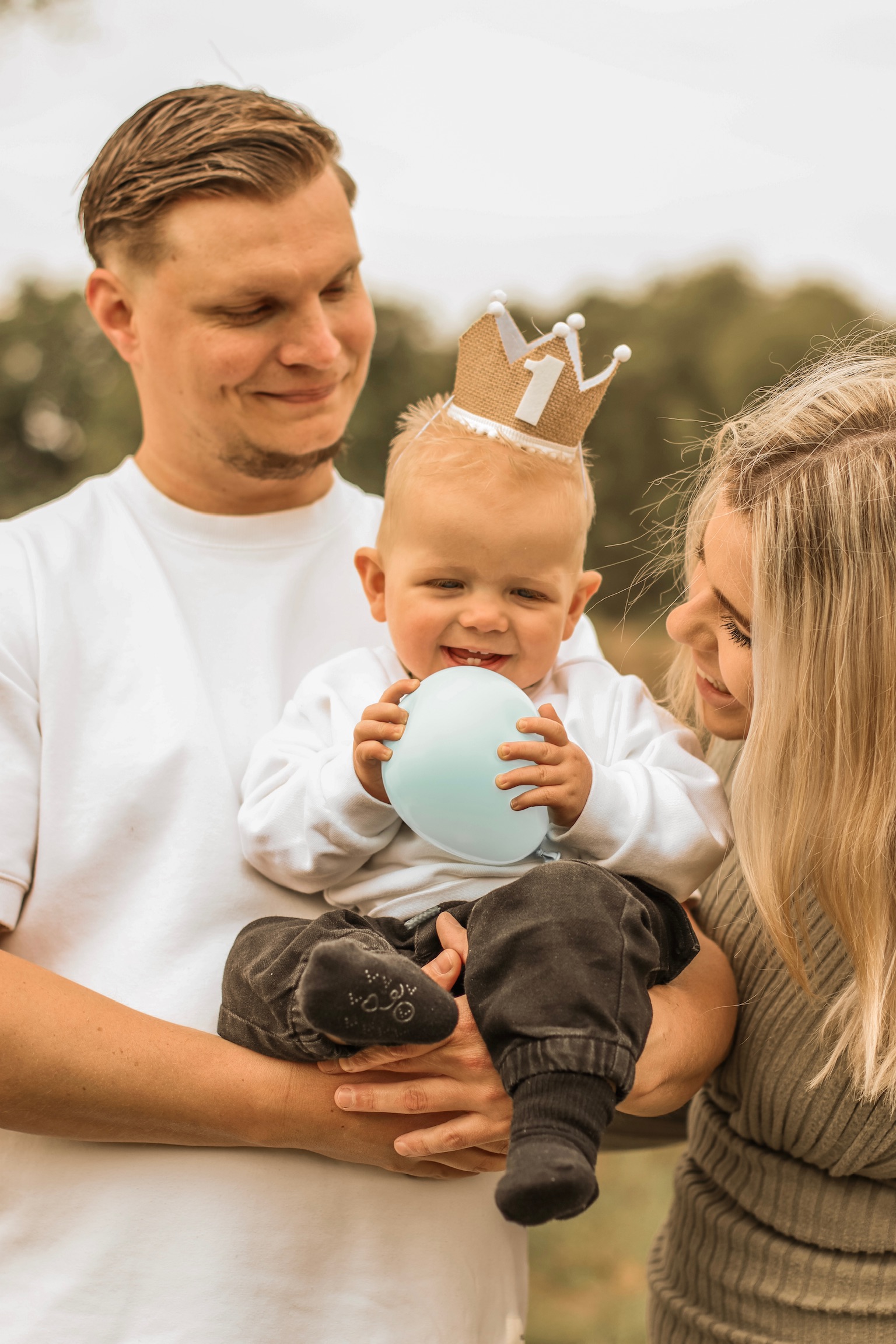 Verjaardag fotografie Haaksbergen - intiem gezinsmoment tijdens eerste verjaardag door Kim Scharenborg Fotografie