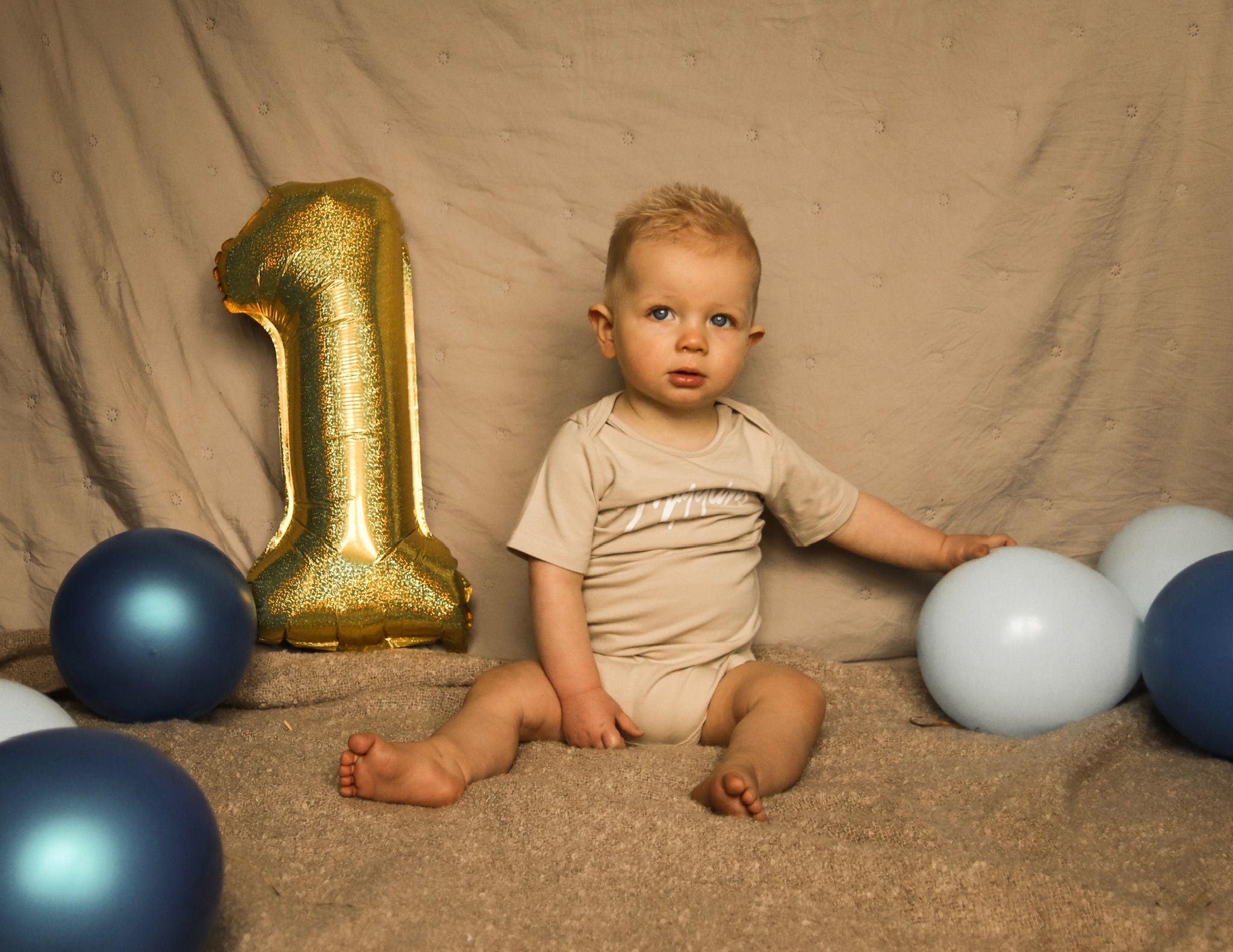 Verjaardag fotografie Haaksbergen - baby bij gouden cijfer 1 ballon in studio door Kim Scharenborg Fotografie