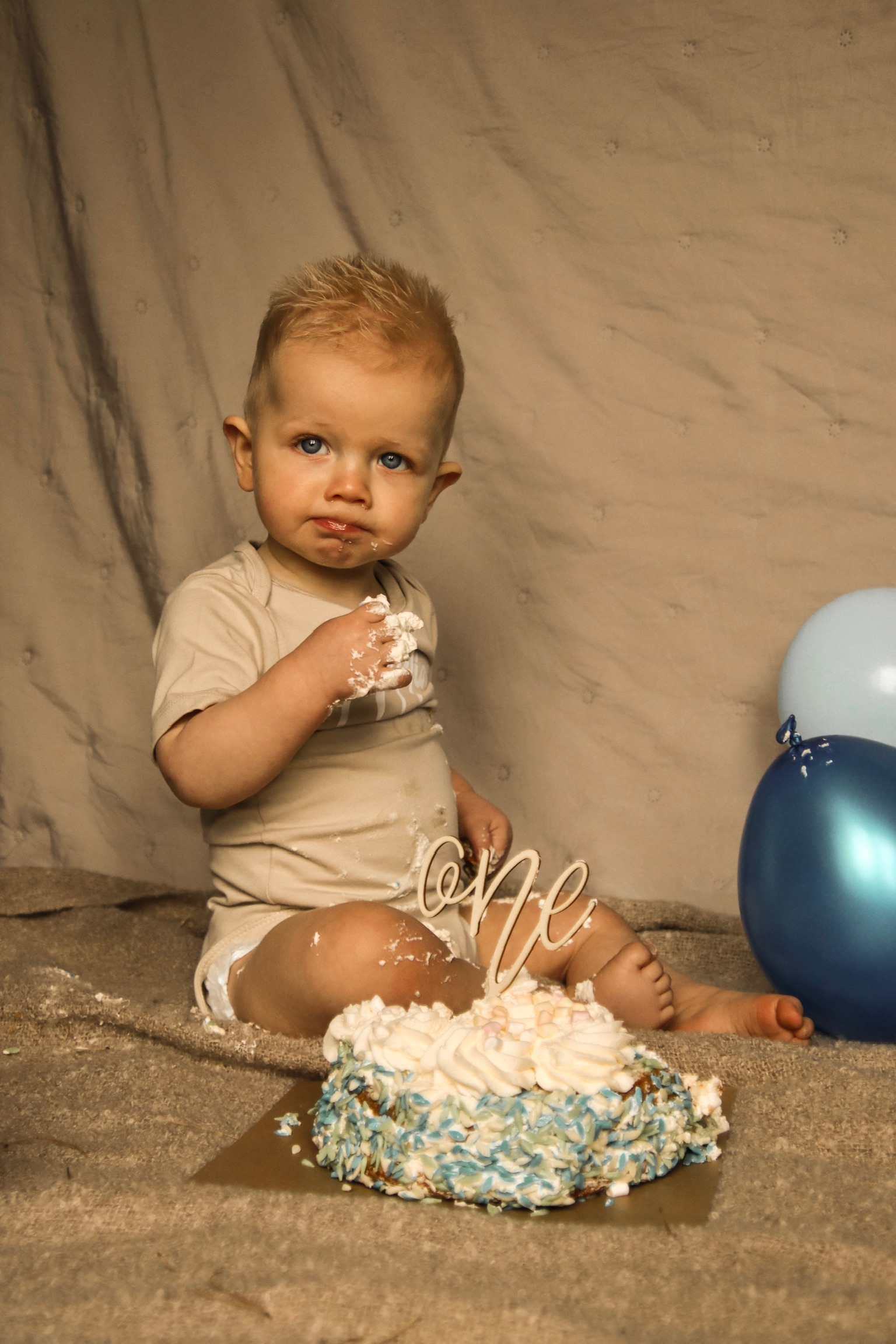 Verjaardag fotografie Haaksbergen - cake smash baby met verjaardagstaart door Kim Scharenborg Fotografie