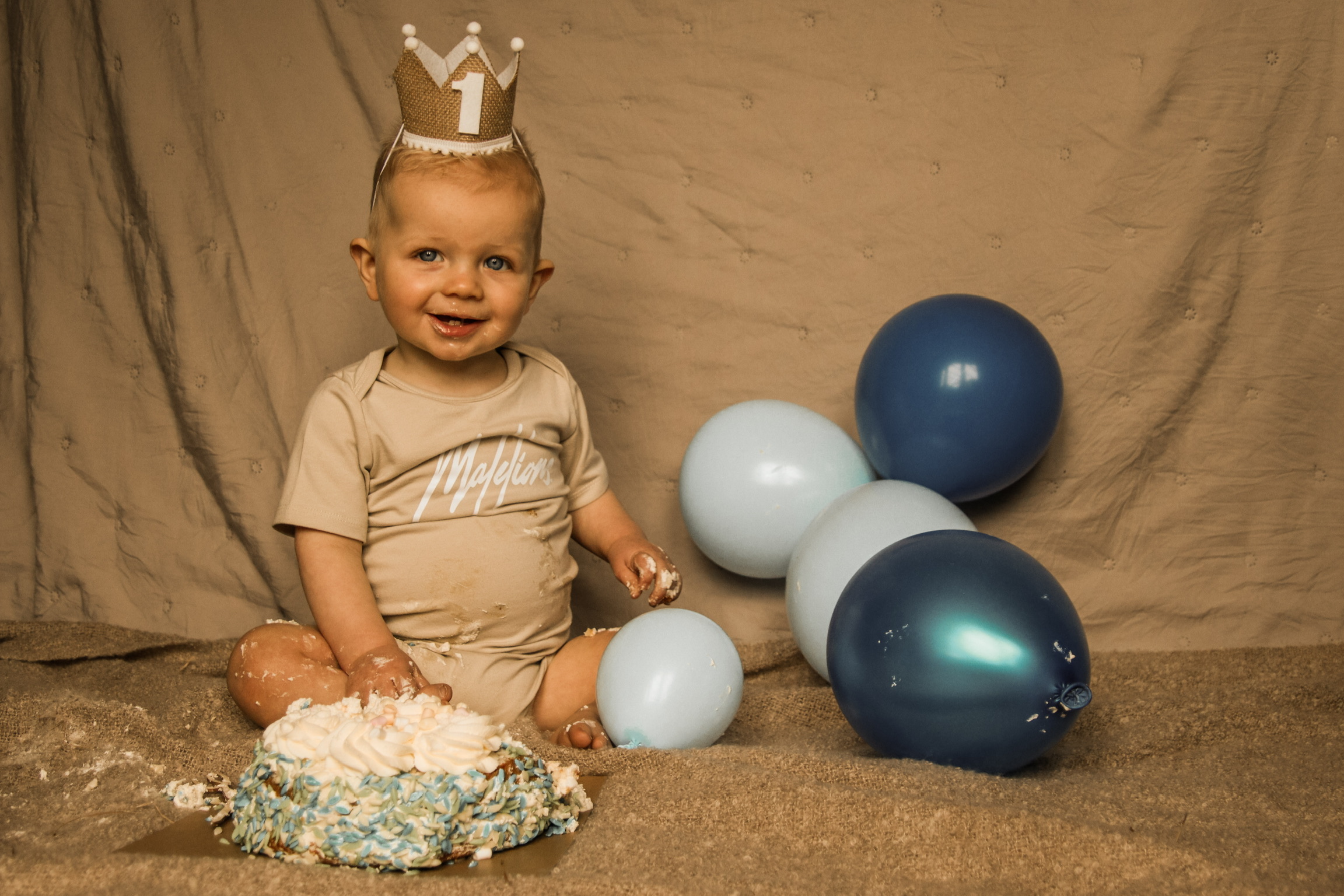 Verjaardag fotografie Haaksbergen - baby na cake smash met ballonnen door Kim Scharenborg Fotografie