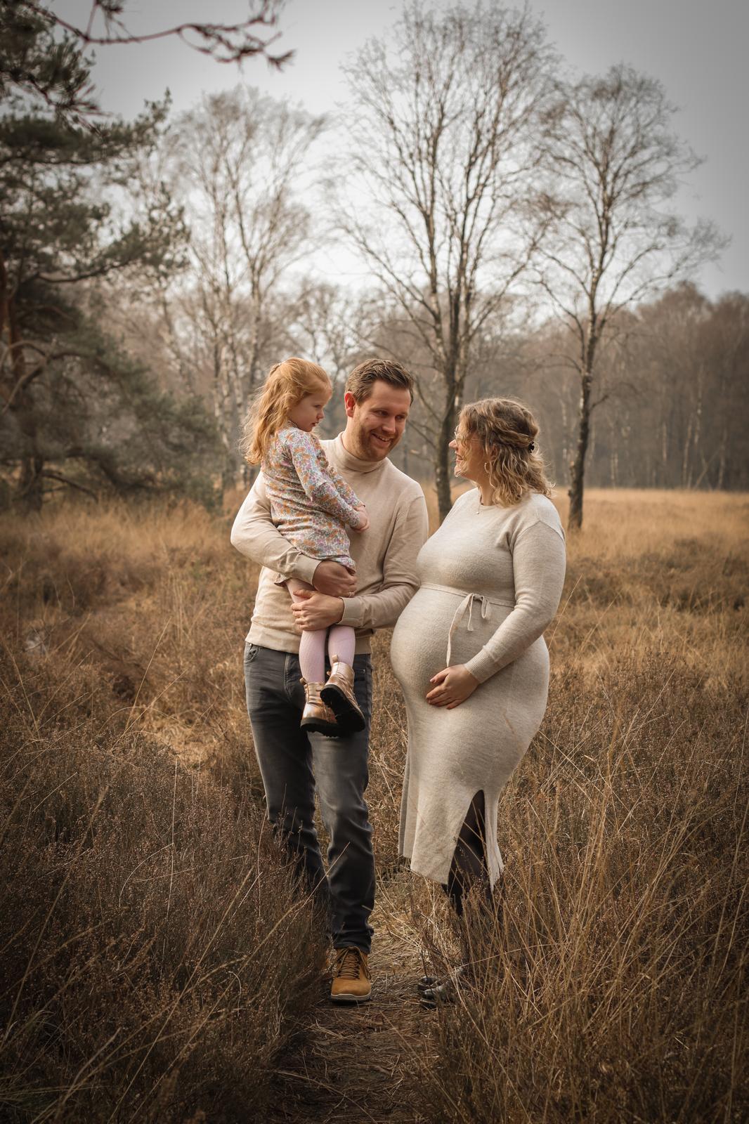Zwangerschap fotografie Haaksbergen - gezin in gouden veld door Kim Scharenborg Fotografie