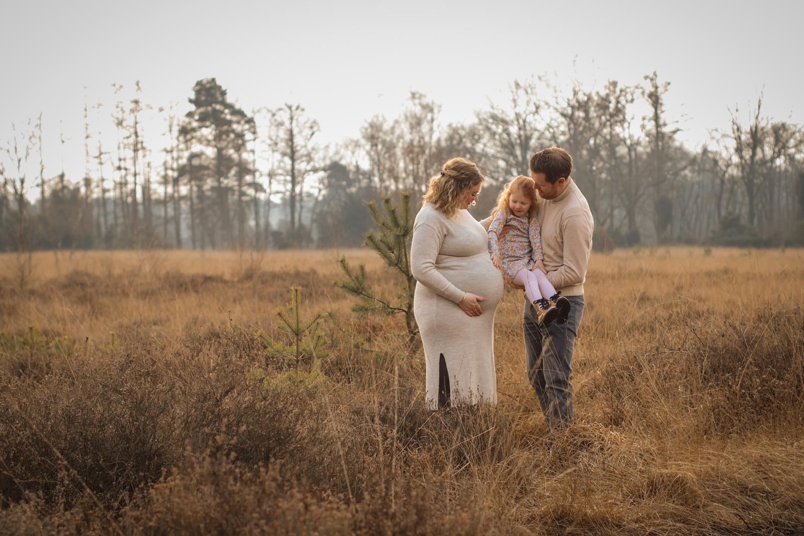 Zwangerschap fotografie Haaksbergen - gezin met dochter en denneboompje door Kim Scharenborg Fotografie