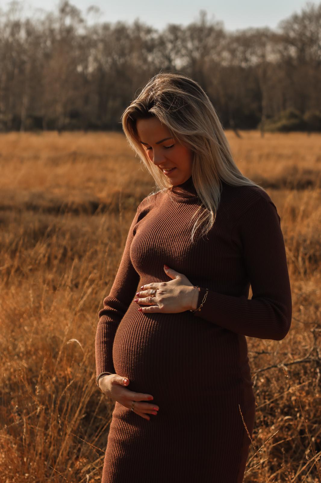 Zwangerschap fotografie Haaksbergen - vrouw in bruine jurk in gouden veld door Kim Scharenborg Fotografie